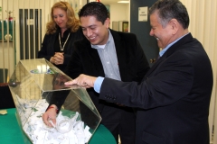 2017 Sorteo Tendiendo Puentes - Manuel Ramirez sacando boleto