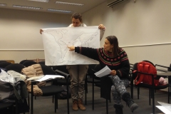 9. Participantes durante el análisis del Taller De dónde viene lo que como