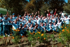 Grupo voluntarios con cempazuchil