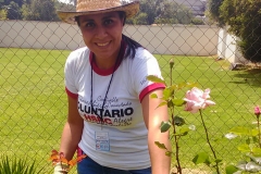 Voluntaria podando rosales